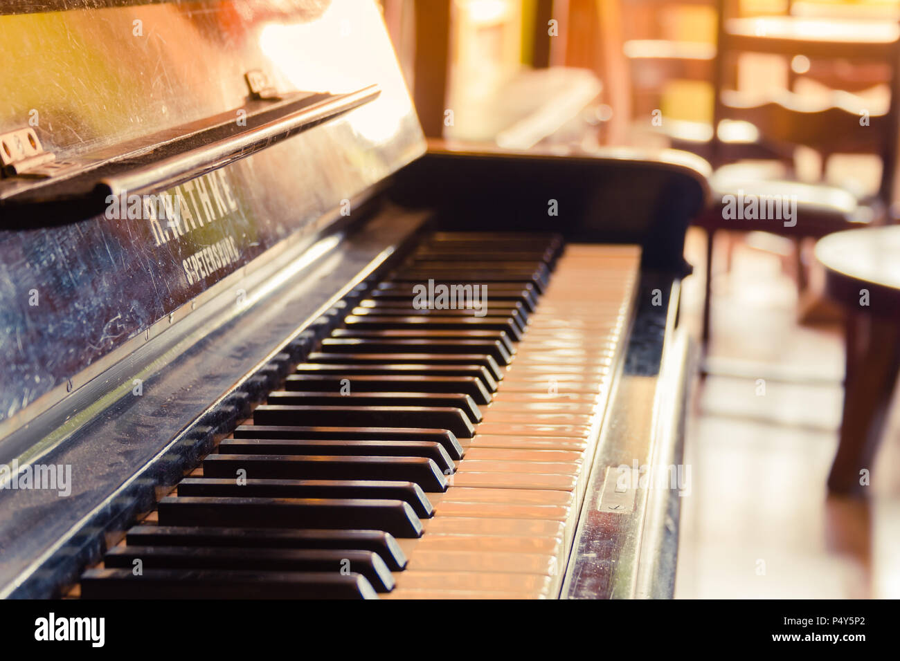 Nahaufnahme des antiken Piano elfenbein Tasten Stockfoto