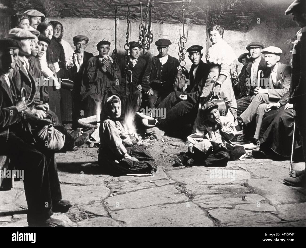 VALLE DE NURIA (Vall de Nuria). AÑO 1948. Grupo de CAMPESINOS REUNIDOS ALREDEDOR DE UN HOGAR. Comarca del Ripollés. Provinz Girona. Cataluña. España. Stockfoto