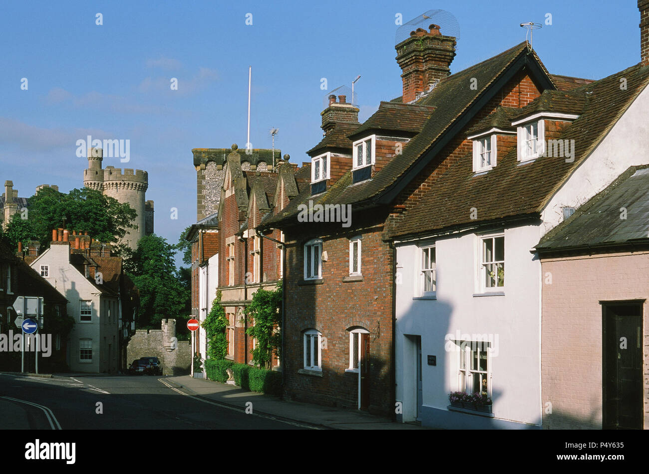 Alte Häuser in Maltravers Street, Arundel, West Sussex, Südengland, mit Arundel Castle im Hintergrund Stockfoto