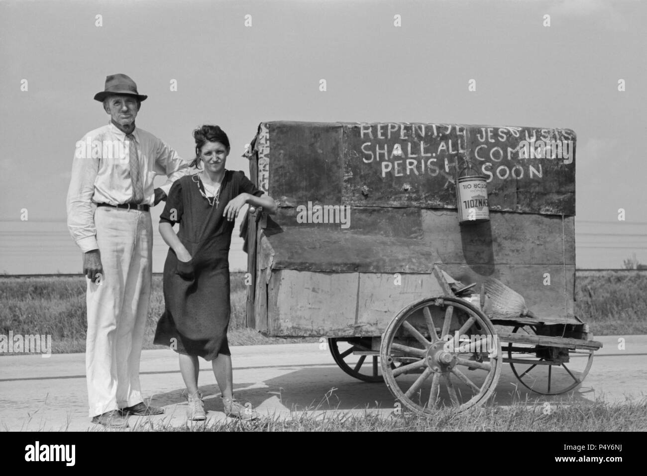 Reisen Evangelisten mit Karre auf der Straße zwischen Lafayette und Scott, Louisiana, USA, Russell Lee, Farm Security Administration, Oktober 1938 Stockfoto