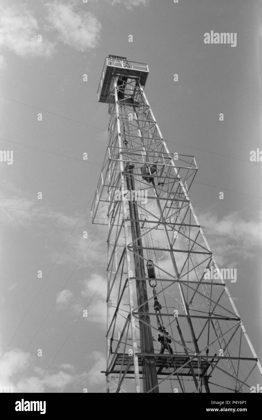 Öl Derrick, Low Angle View, Oklahoma City, Oklahoma, USA, Russell Lee, Farm Security Administration, August 1939 Stockfoto