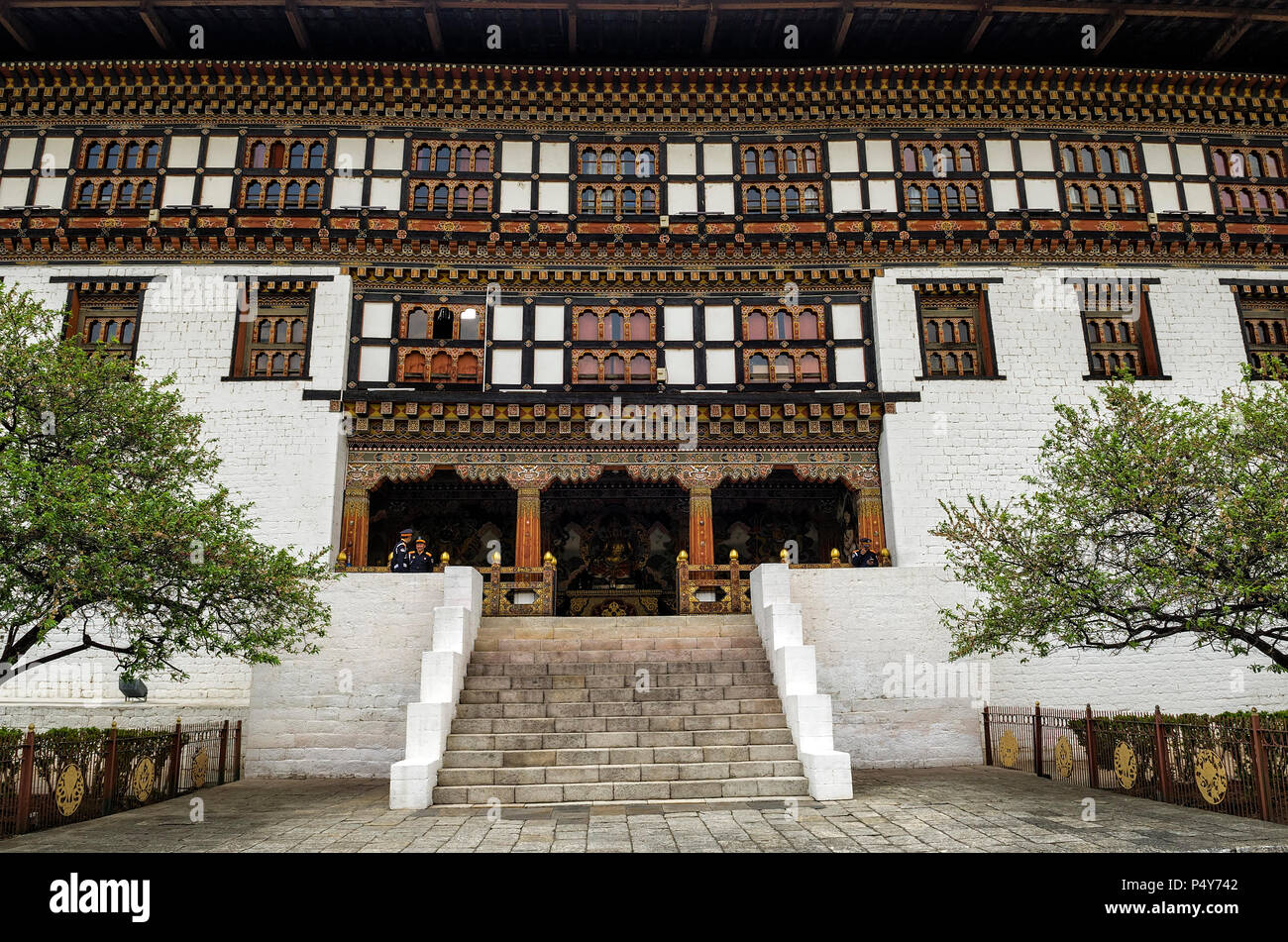 Thimpu, Bhutan - April 9, 2016: Die traditionelle Architektur Gebäude von Kloster Tashichho Dzong, Thimpu, Bhutan. Die respektvolle Dzong in Stockfoto