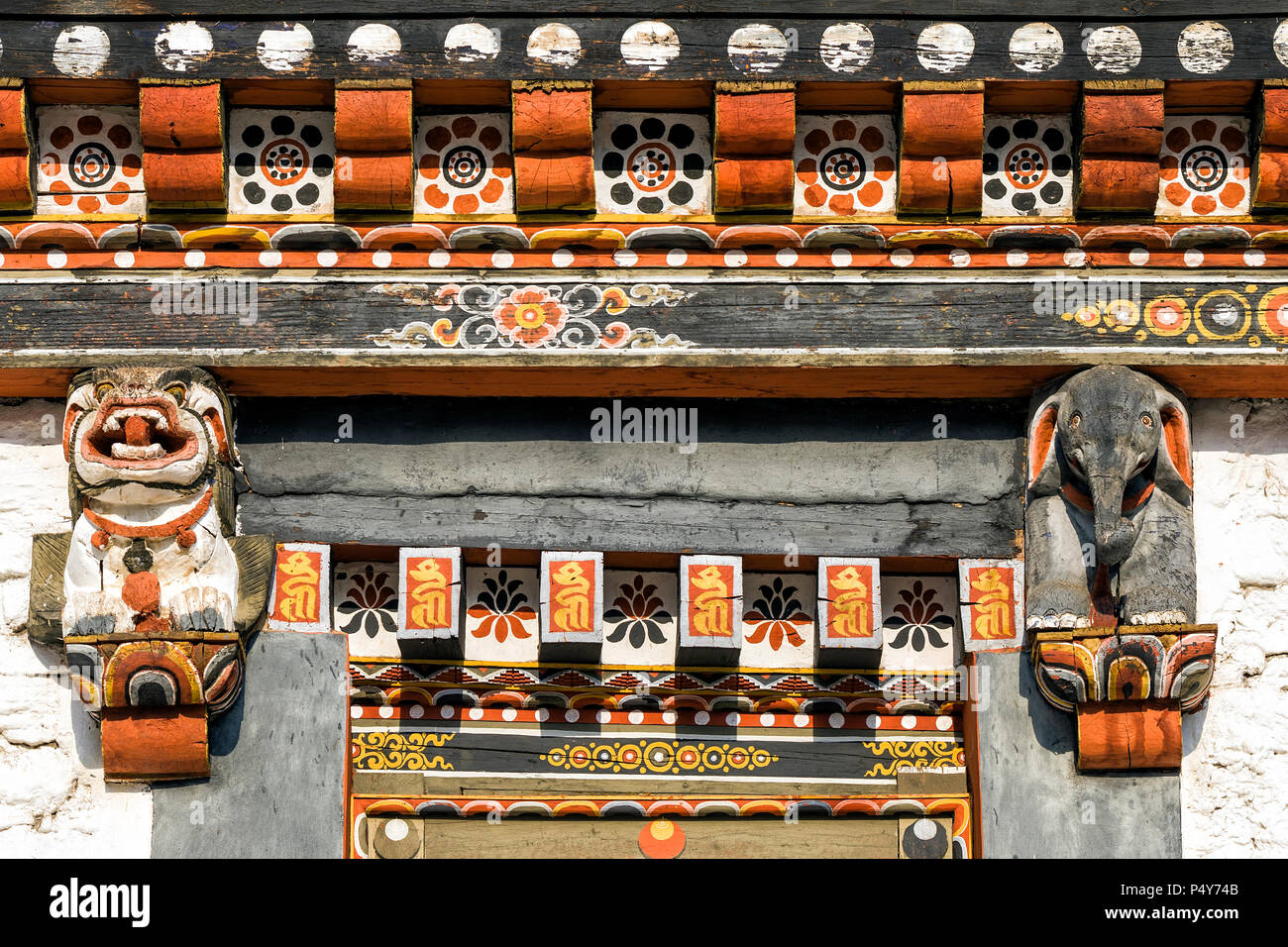 Traditionelle kulturelle bhutanischen oberen Türrahmen Architektur - Traditionelle bhutanischen Architektur Stockfoto