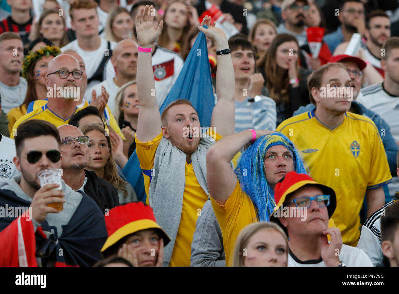 Frankfurt am Main, Deutschland. 23. Juni 2018. Schwedische Fans feiern. 18.000 Fans kamen in die Commerzbank Arena in Frankfurt am Main, Deutschland zu sehen beat Schweden mit 2 zu 1 in der zweiten Gruppe F Match in der Gruppe Stadium der 2018 FIFA Fußball WM in Russland in Moskau. Quelle: Michael Debets/Pacific Press/Alamy leben Nachrichten Stockfoto