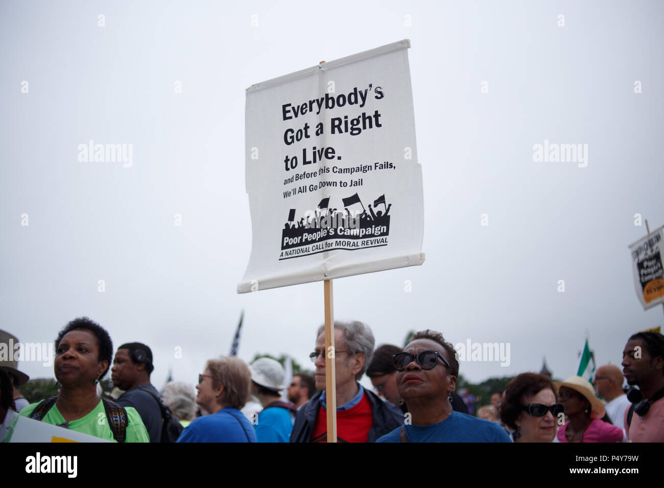 Washington, USA. 23. Juni 2018. Die Teilnehmer sammeln in der gegen Armut Rallye an der National Mall. Die Veranstaltung wird von den armen Menschen an der Kampagne, unter der Leitung von Pfr. William Friseur- und Pfr. Liz Theoharis organisiert und die Wiederbelebung einer Mission unter der Leitung von Dr. Martin Luther King, Jr. Credit: Michael Candelori/Pacific Press/Alamy leben Nachrichten Stockfoto