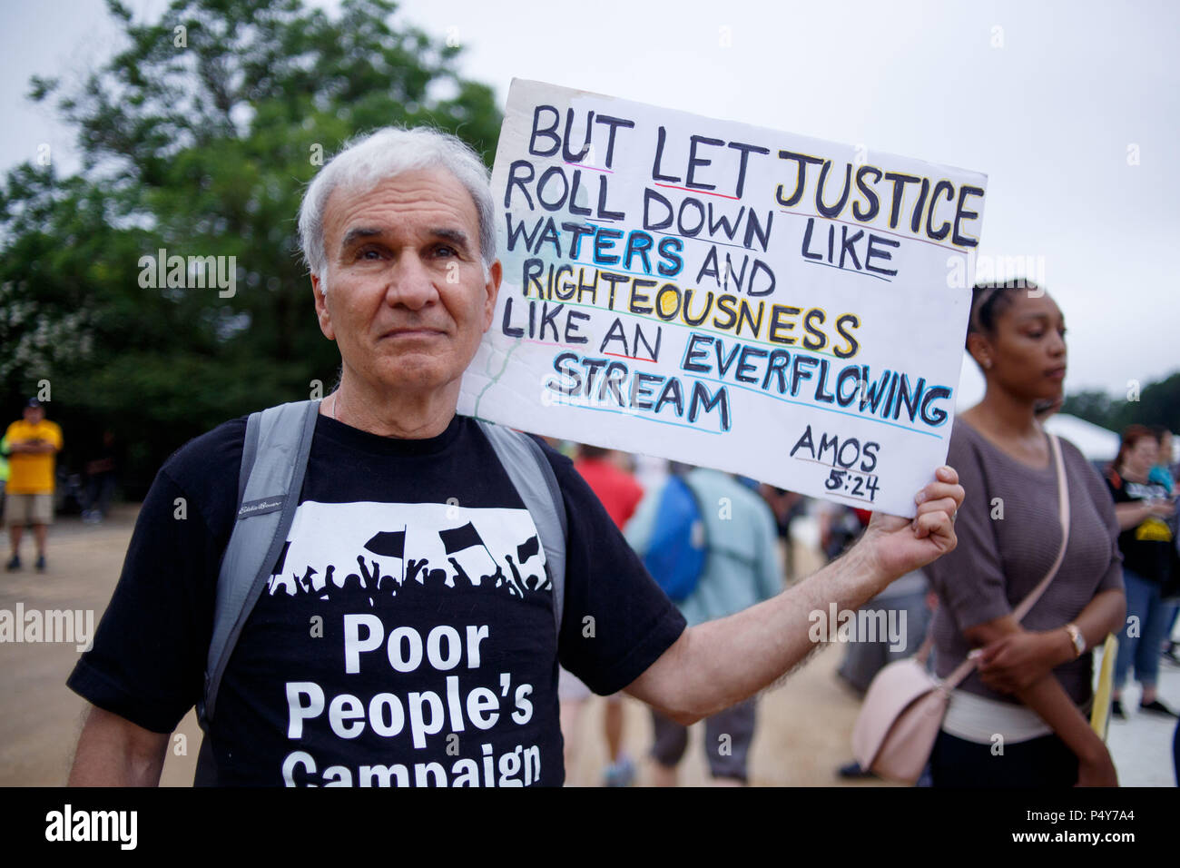 Washington, USA. 23. Juni 2018. Die Teilnehmer sammeln in der gegen Armut Rallye an der National Mall. Die Veranstaltung wird von den armen Menschen an der Kampagne, unter der Leitung von Pfr. William Friseur- und Pfr. Liz Theoharis organisiert und die Wiederbelebung einer Mission unter der Leitung von Dr. Martin Luther King, Jr. Credit: Michael Candelori/Pacific Press/Alamy leben Nachrichten Stockfoto