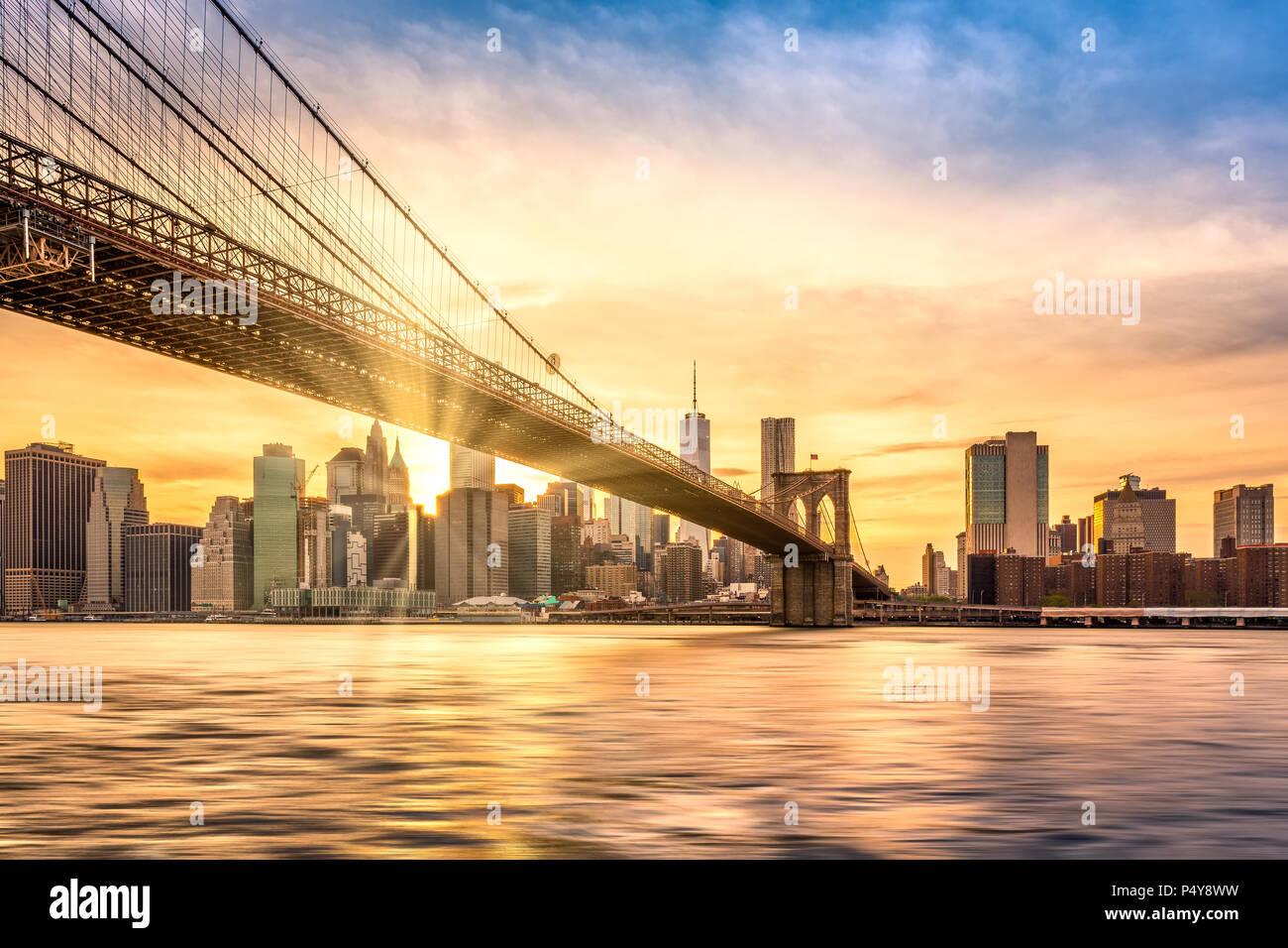 Brooklyn Bridge bei Sonnenuntergang von Brooklyn Bridge Park gesehen, in New York City Stockfoto