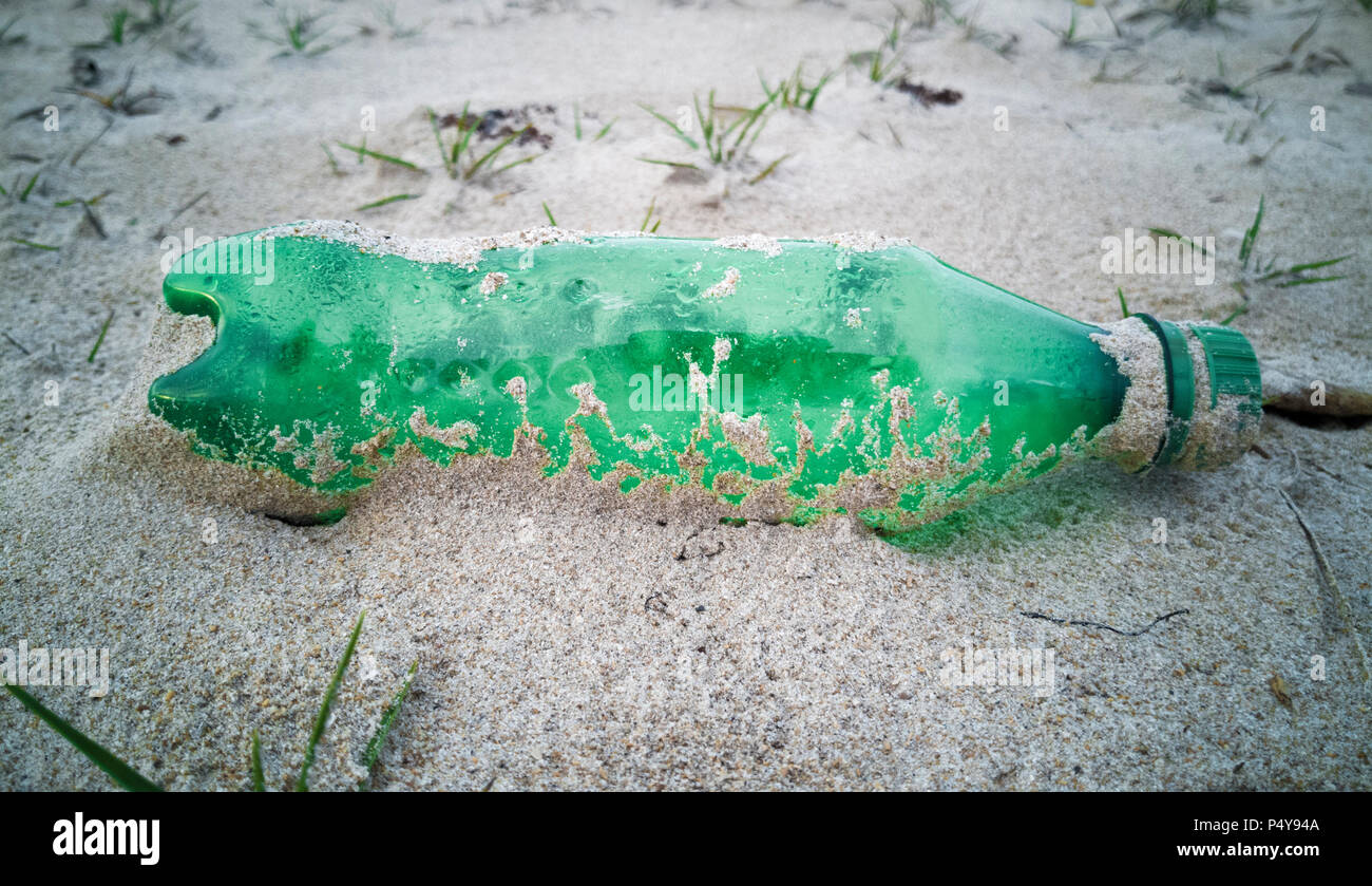 Leer single use Plastikflasche gewaschen oben am Strand Stockfoto