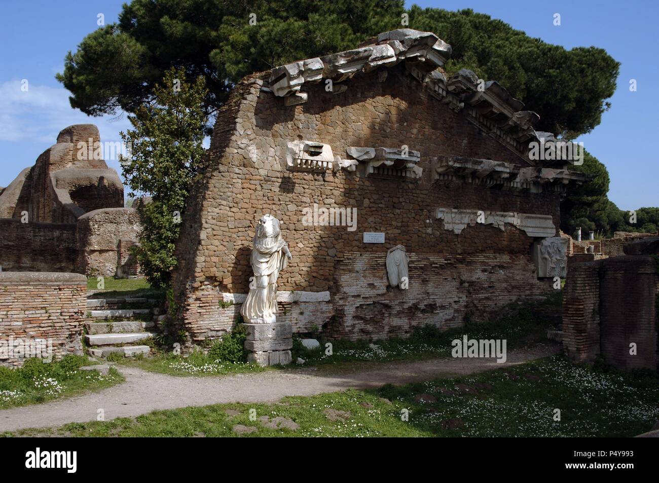 Ostia Antica. Tempel des Augustus und der Roma. 1. Die Statue von Sieg und Marmor Deko auf der Rückseite des Tempels. Italien. Stockfoto