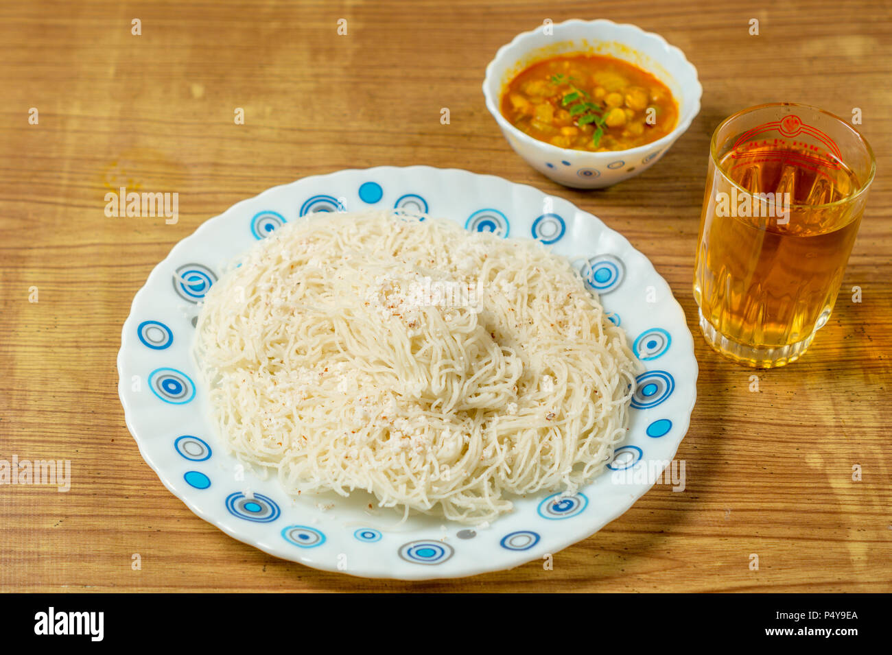 Reis Nudeln mit Erbsen Curry und schwarzer Tee Stockfoto