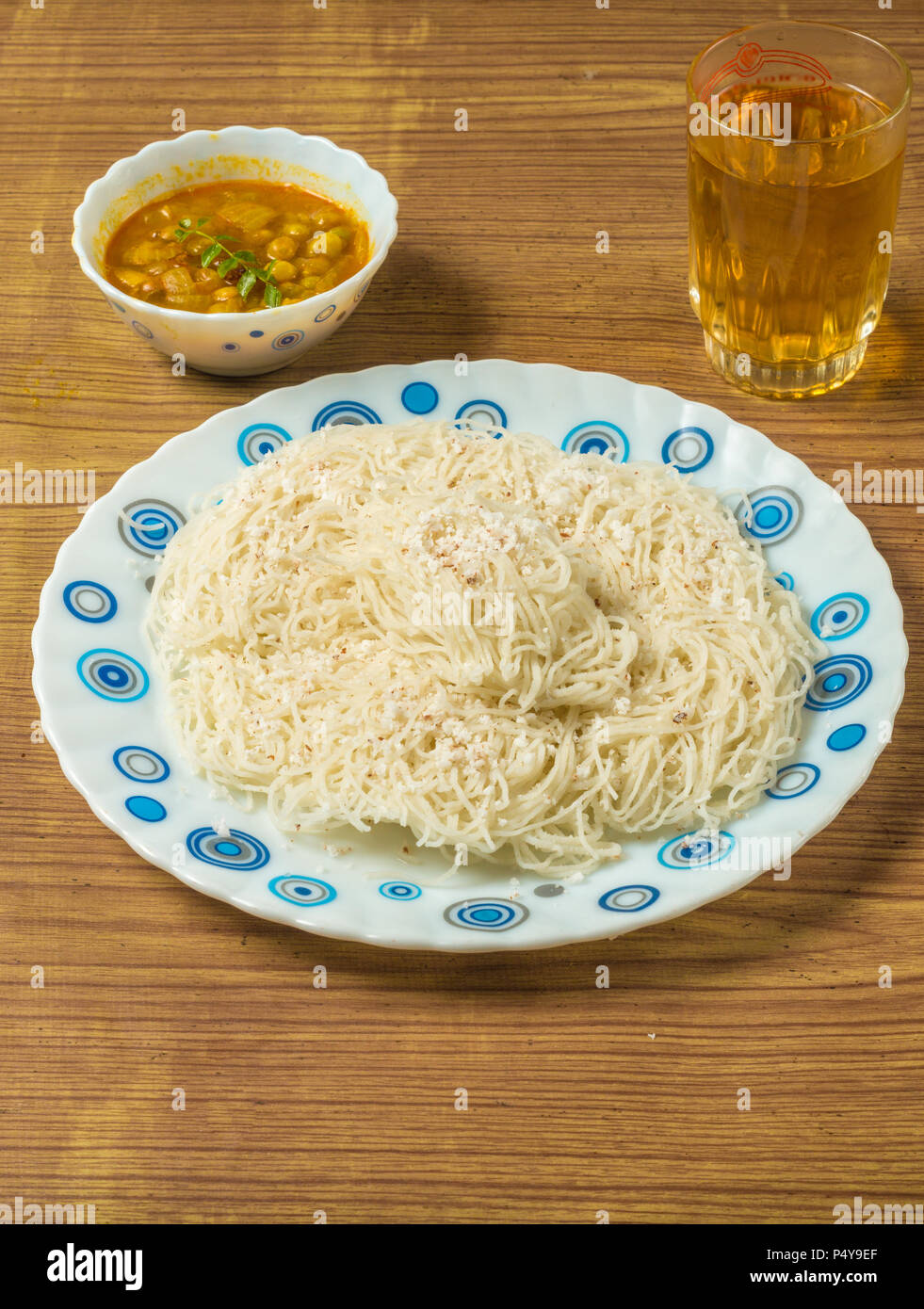 Reis Nudeln mit Erbsen Curry und zurück Kaffee Stockfoto
