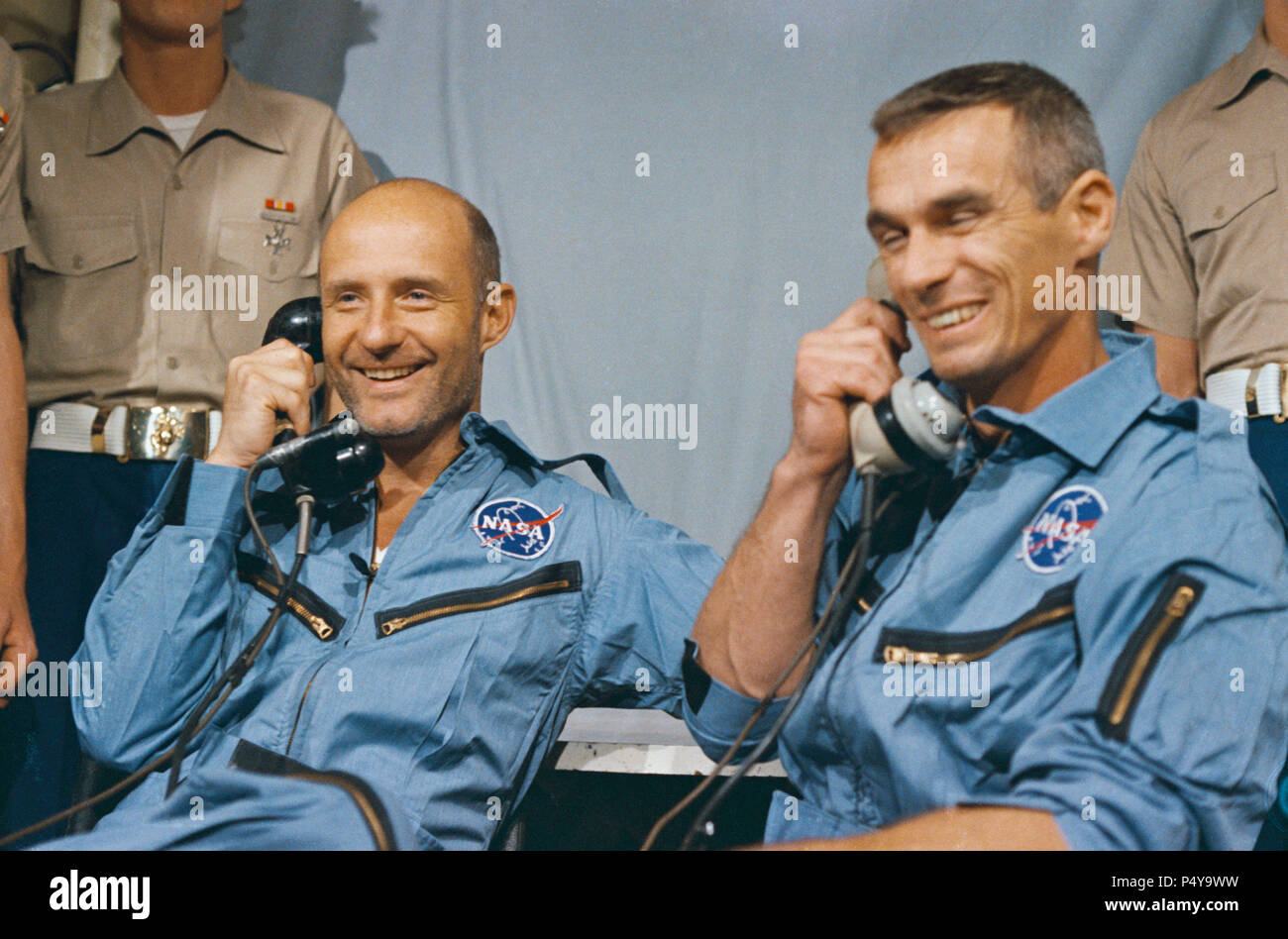 Astronauten Thomas P. Stafford (links) und A. Eugene Cernan sprechen Sie mit Präsident Lyndon B. Johnson über Ship-to-shore Telefon aus an Bord der Flugzeugträger USS Wasp Stockfoto