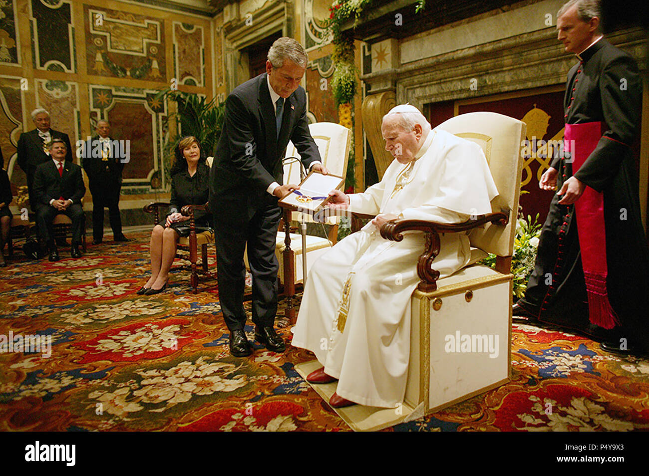 Präsident George W. Bush präsentiert die Medaille der Freiheit zu Papst Johannes Paul II. vom 4. Juni 2004, bei einem Besuch im Vatikan in Rom, Italien. Foto von Eric Draper, mit freundlicher Genehmigung des George W. Bush Presidential Library und Museum Stockfoto