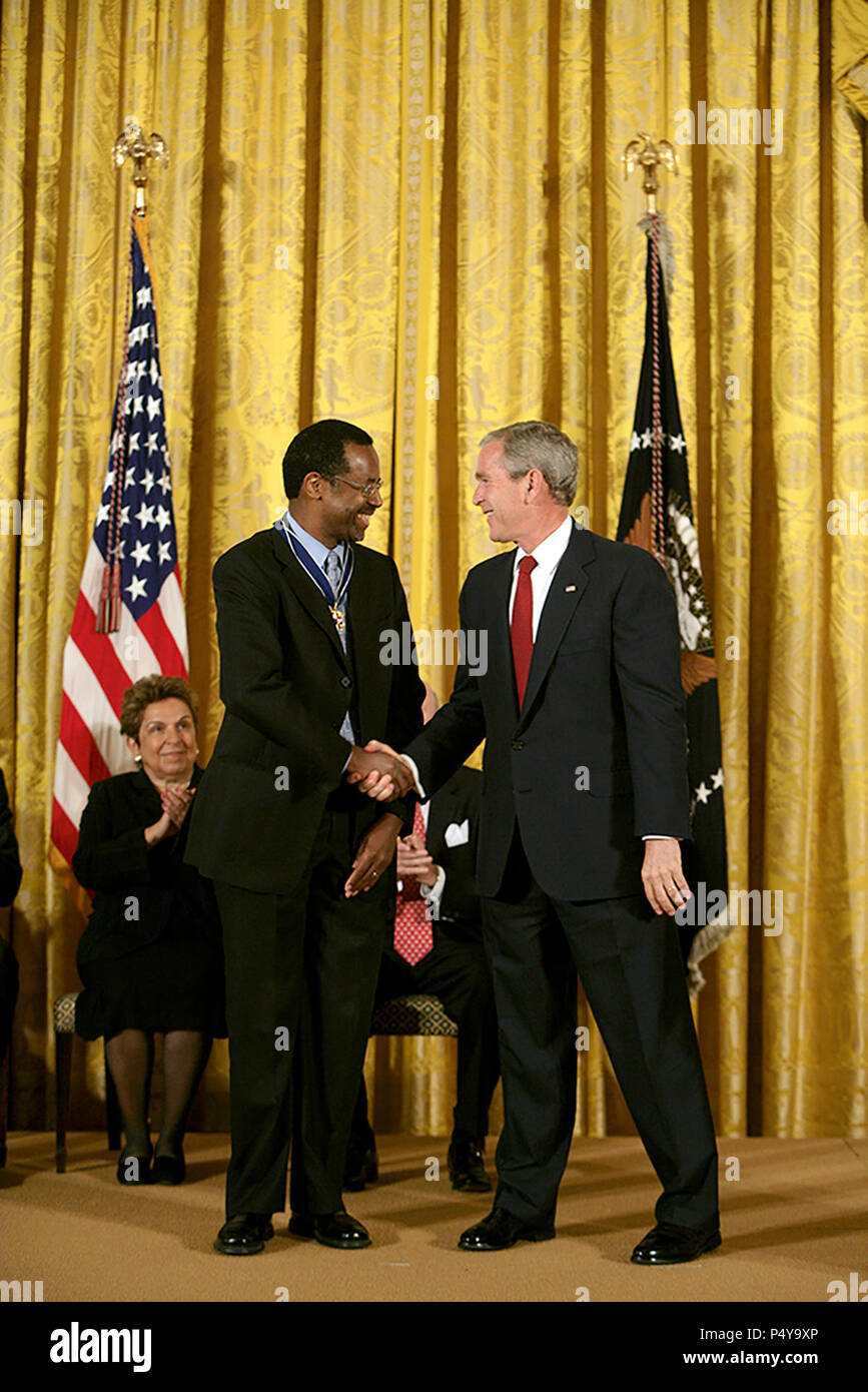 Präsident George W. Bush schüttelt Hände mit Dr. Benjamin Carson Donnerstag, 19. Juni 2008, nach, indem Sie ihn mit der Presidential Medal 2008 der Freiheit während der Zeremonien im East Room des Weißen Hauses. Stockfoto