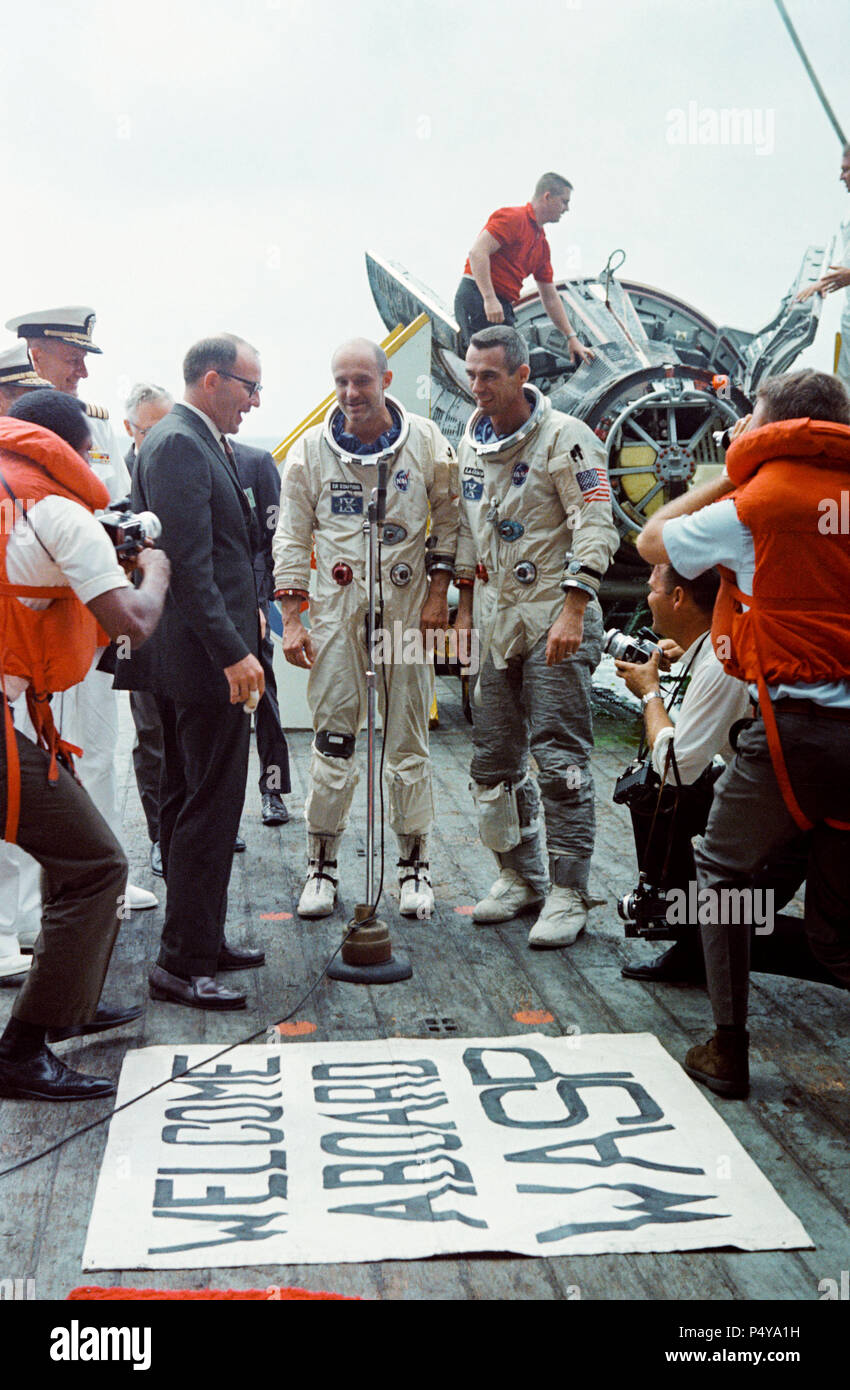Astronauten Thomas Stafford, Eugene Cernan (rechts) Ein herzliches Willkommen, wie sie an Bord der Prime recovery Schiff anreisen, dem Flugzeugträger USS Wasp empfangen Stockfoto