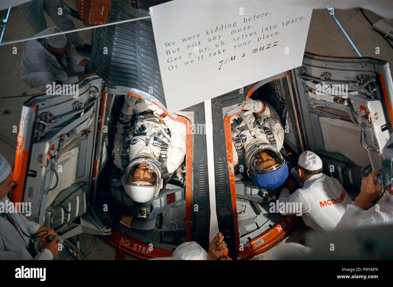 Techniker bereiten die Luken auf die Gemini ein Raumfahrzeug-9 zu schließen, die nach der Kuvertierung von Astronauten Thomas P. Stafford (links) und Eugene Cernan A.. Humorvoll Zeichen vom Backup Crew Stockfoto