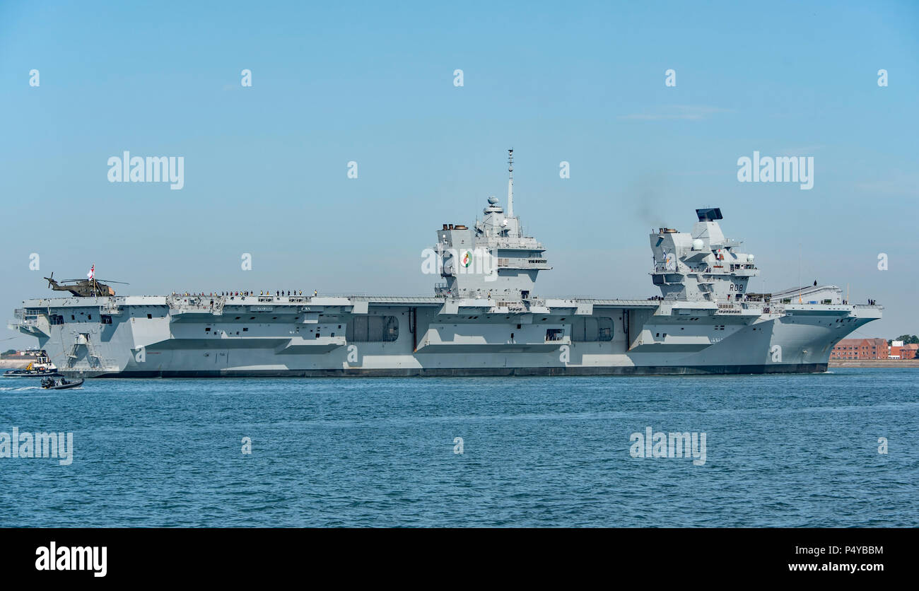 Portsmouth, Großbritannien. 23. Juni 2018 (am). Die britische Royal Navy Flugzeugträger HMS Queen Elizabeth kam zurück in den Heimathafen nach Abschluss weiterer Studien. Credit: Neil Watkin/Alamy leben Nachrichten Stockfoto