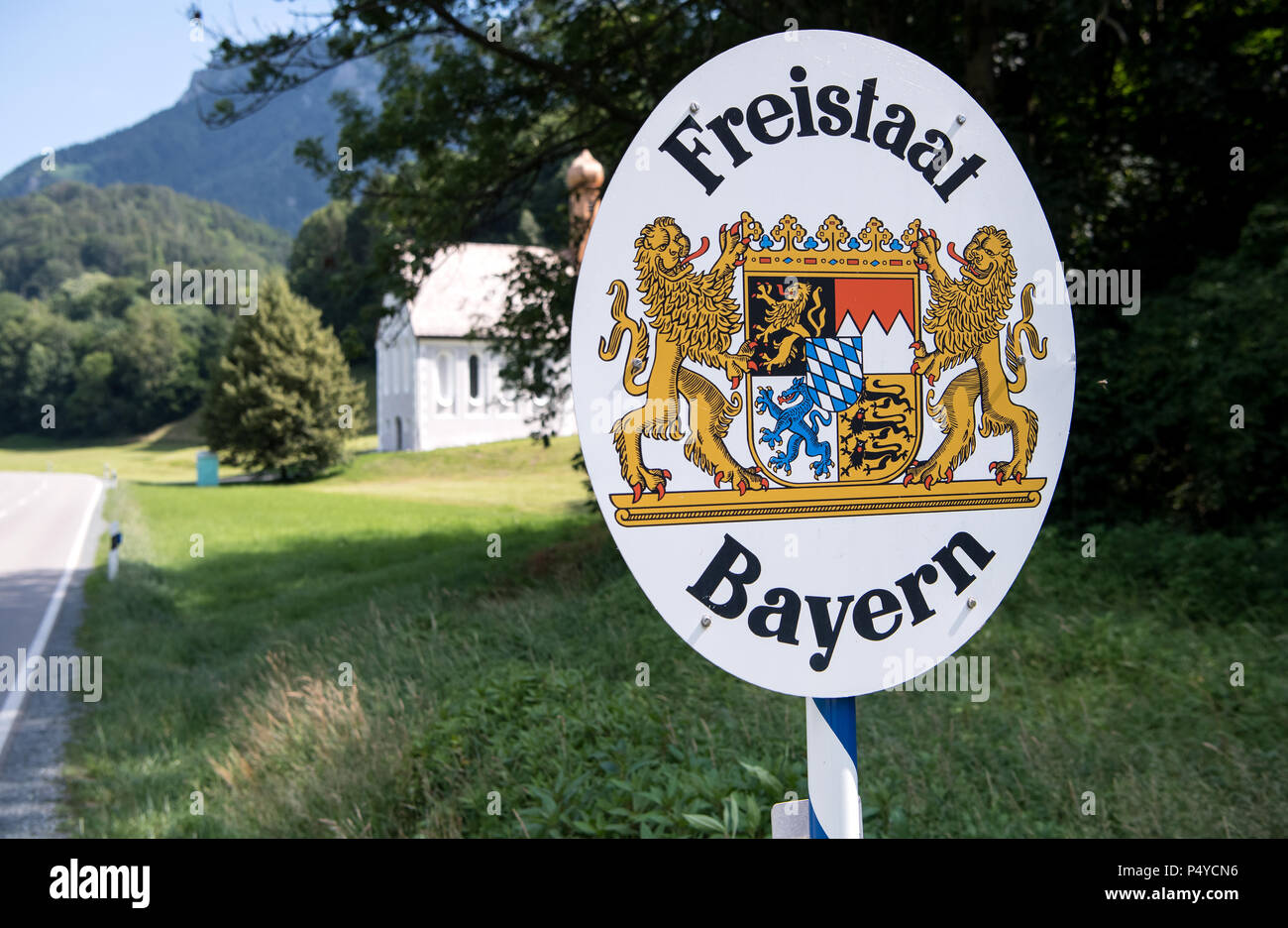 Windshausen, Deutschland. 21 Juni, 2018. Ein Schild mit der Aufschrift "Freistaat Bayern" (Lit. Freistaat Bayern) ist neben einer Straße hinter dem Grenzübergang zwischen Deutschland und Österreich. Credit: Sven Hoppe/dpa/Alamy leben Nachrichten Stockfoto