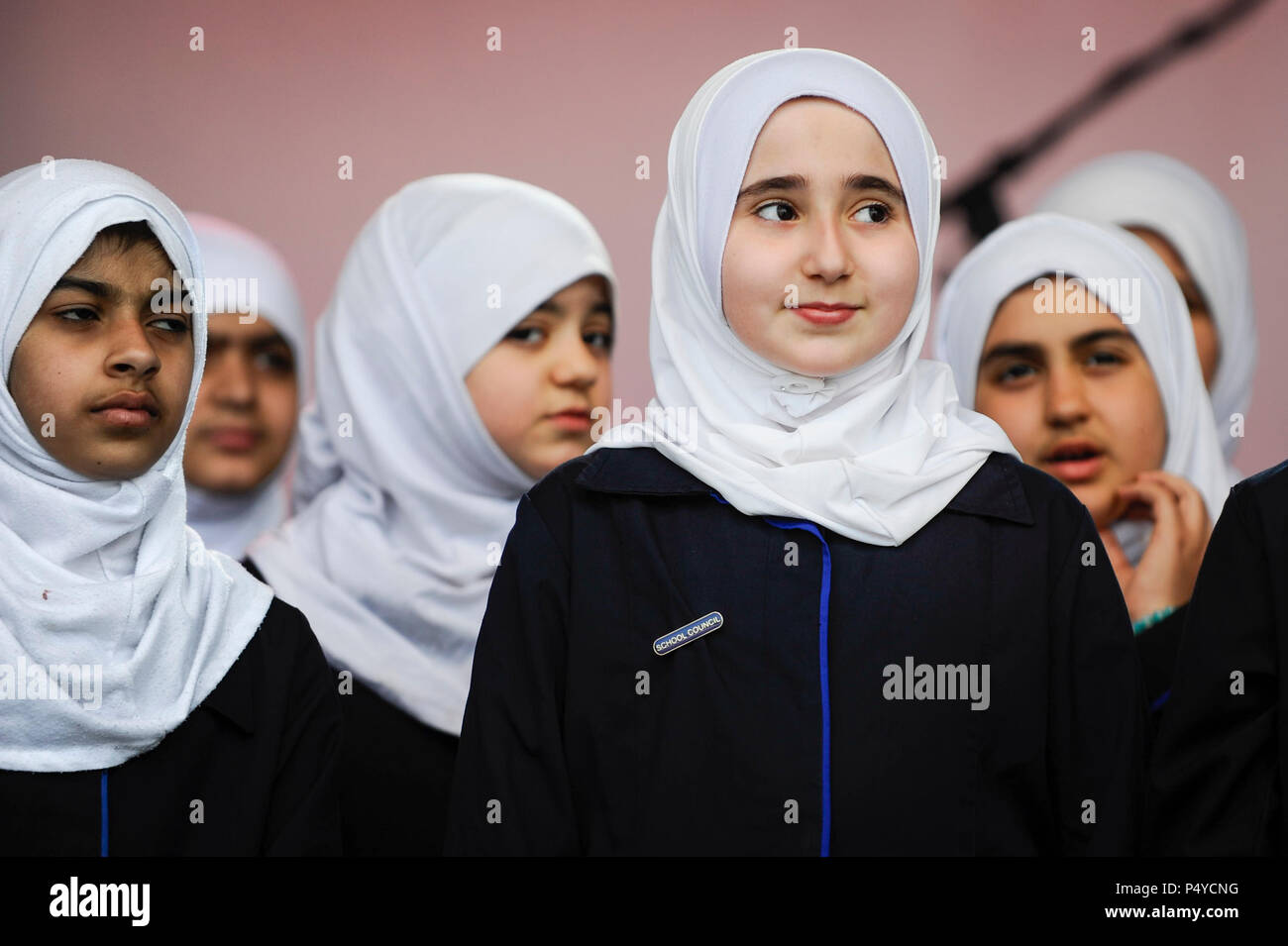 London, Großbritannien. 23. Juni 2018. Mädchen aus dem Al-Sadiq Al-Sahra Schulen Chor, eine allen muslimischen Chor, der an der Grenfell Denkmal an der St. Paul's Cathedral, auf der Bühne als Menschen die EID-Festival in Trafalgar Square feiern, eine Veranstaltung durch den Bürgermeister von London. Der Bürgermeister Festival findet auf dem Platz eine Woche nach dem Ende des Ramadan und umfasst eine Vielzahl von Aufführungen und kulturelle Aktivitäten. Credit: Stephen Chung/Alamy leben Nachrichten Stockfoto