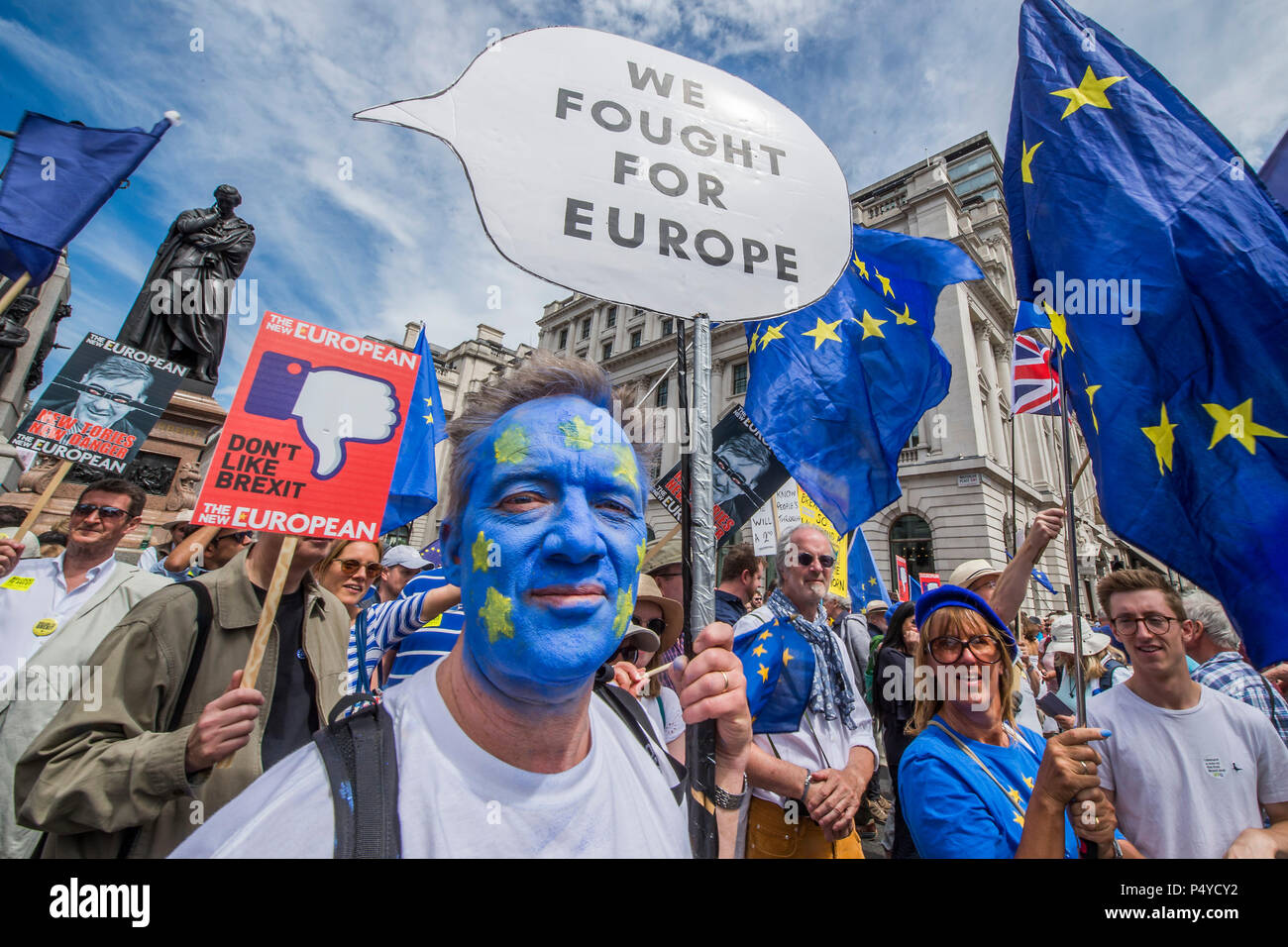 London, Großbritannien. 23. Juni 2018. Versammlung auf Pall Mall vor der Krim War Memorial und die IOD-Leute März für ein Volk auf der abschließenden Brexit beschäftigen. Zeitlich mit dem zweiten Jahrestag der Volksabstimmung 2016 durch anti Brexit, pro EU-Aktivisten organisiert ist. Credit: Guy Bell/Alamy leben Nachrichten Stockfoto