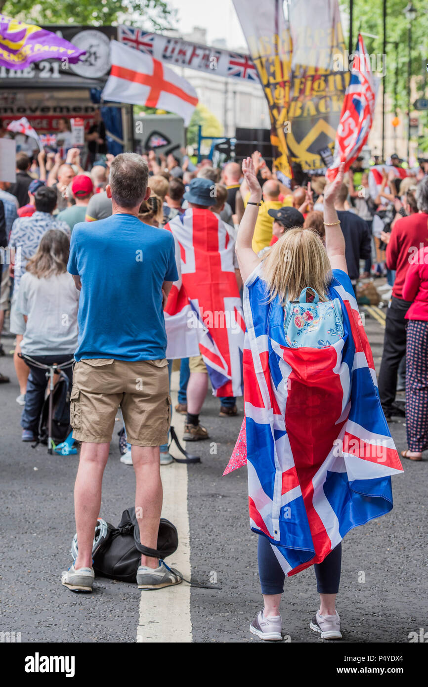 London, Großbritannien. 23. Juni 2018. Ein Zähler März von hundert Rechtsradikale Demonstranten fordern Brexit, die Freiheit von Tommy Robinson, unter dem Motto "echte Männer zurück kämpfen', und das Recht auf freie Rede. Sie werden von der Polizei eingekesselt, bevor Sie dem Parlament Platz. Die Gruppe wurde von der Fußball-Jungs Allianz und die Freiheit organisiert. Credit: Guy Bell/Alamy leben Nachrichten Stockfoto
