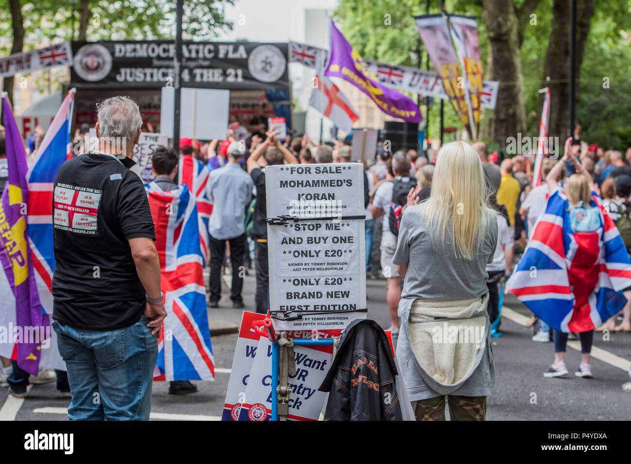 London, Großbritannien. 23. Juni 2018. Ein Zähler März von hundert Rechtsradikale Demonstranten fordern Brexit, die Freiheit von Tommy Robinson, unter dem Motto "echte Männer zurück kämpfen', und das Recht auf freie Rede. Sie werden von der Polizei eingekesselt, bevor Sie dem Parlament Platz. Die Gruppe wurde von der Fußball-Jungs Allianz und die Freiheit organisiert. Credit: Guy Bell/Alamy leben Nachrichten Stockfoto