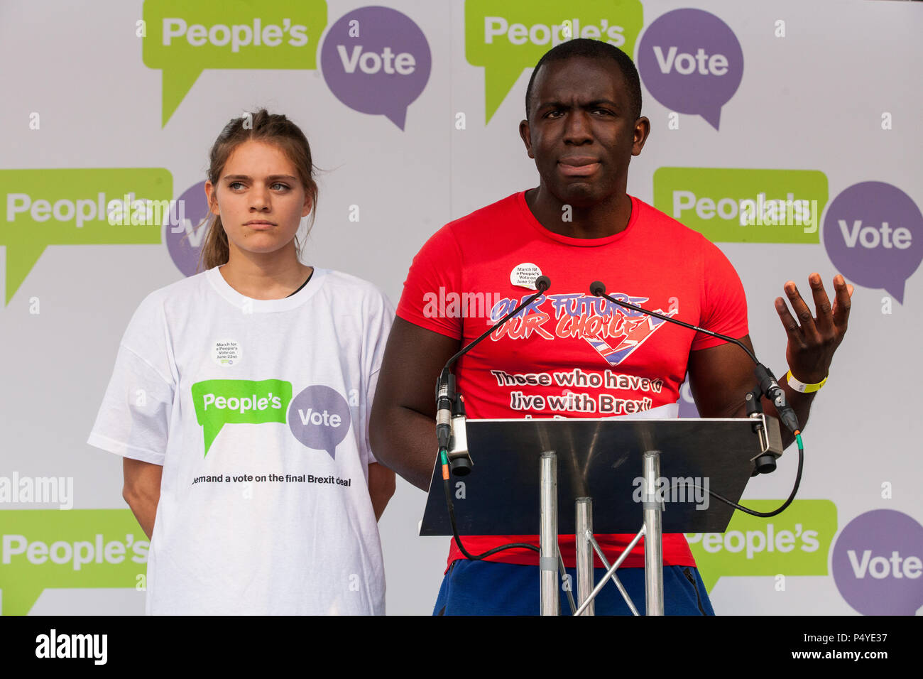 London, Großbritannien. 23. Juni 2018. Femi Oluwole und Lara Geist unserer Zukunft unserer Wahl Adresse Zehntausende von Menschen, die eine Koalition von Pro-EU-Gruppen die Teilnahme an einer Kundgebung in Parliament Square am zweiten Jahrestag der Volksabstimmung für eine "Abstimmung" auf jedem Brexit beschäftigen, die von der Regierung vorgeschlagen, die künftigen Beziehungen der Europäischen Union zu verwalten. Credit: Mark Kerrison/Alamy leben Nachrichten Stockfoto