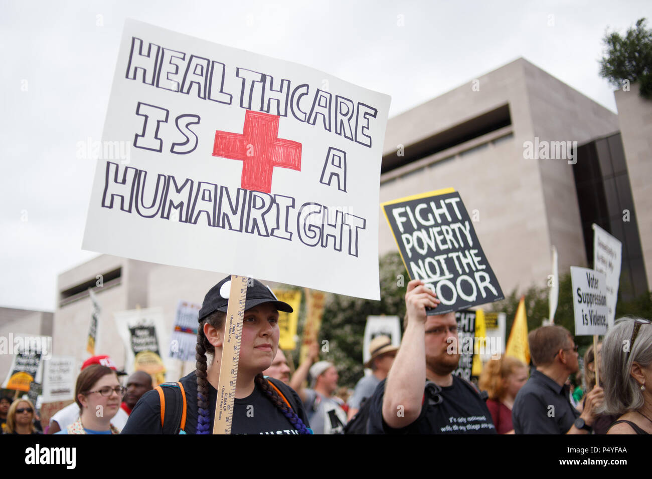 Washington, DC, USA. 23. Juni 2018. Demonstranten gehen sie in Richtung der U.S. Capitol als Teil des Standes Aganst Armut März. Die Veranstaltung wird von den armen Menschen an der Kampagne, unter der Leitung von Pfr. William Friseur- und Pfr. Liz Theoharis organisiert und die Wiederbelebung einer Mission unter der Leitung von Dr. Martin Luther King, Jr. Credit: Michael Candelori/ZUMA Draht/Alamy leben Nachrichten Stockfoto