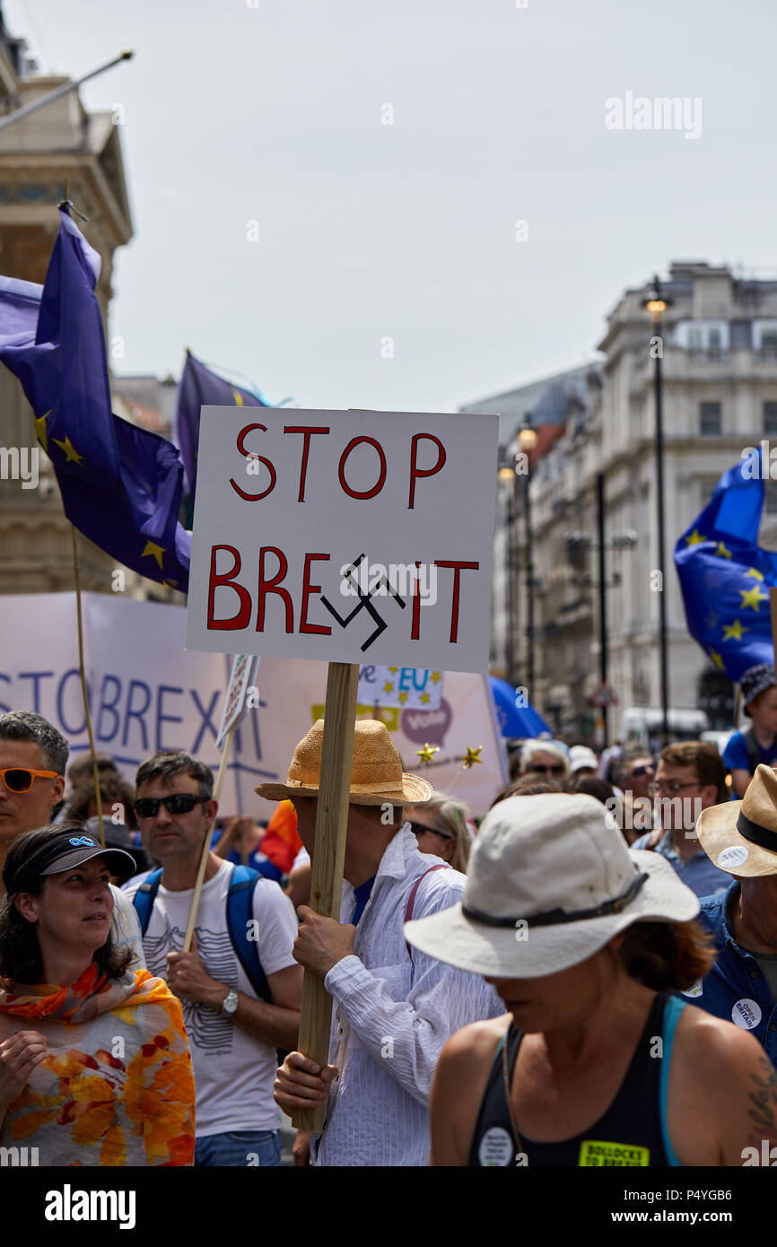 London, Großbritannien. 23. Juni 2018: ein Banner sagen Stop Brexit mit einem Hakenkreuz Symbol statt auf die Volksabstimmung März. Credit: Kevin Frost-/Alamy leben Nachrichten Stockfoto