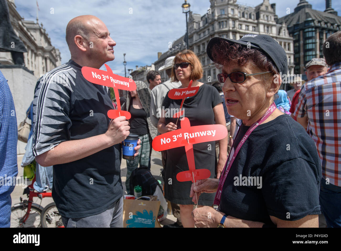 London, Großbritannien. 23. Juni 2018. Mitkämpfer warten im Parlament Platz für den Start einer Kundgebung gegen die sinnlose Erweiterung des Flughafens Heathrow, Aufruf an alle Abgeordneten gegen die dritte Startbahn, die an einige, die im Hungerstreik außerhalb der Labour Party HQ für 14 Tage Kredit wurden: Peter Marschall/Alamy Live-Nachrichten enthalten zu stimmen Stockfoto