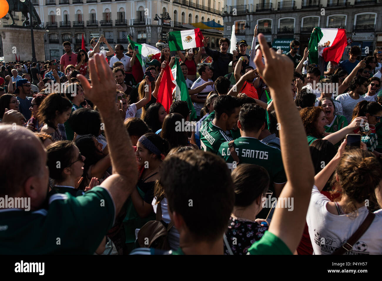 Madrid, Spanien. 23. Juni 2018. Mexiko Fans in Puerta de Sol feiern nach ihrem Sieg über Russland Südkorea bei der FIFA WM 2018 in Madrid, Spanien. Credit: Marcos del Mazo/Alamy leben Nachrichten Stockfoto