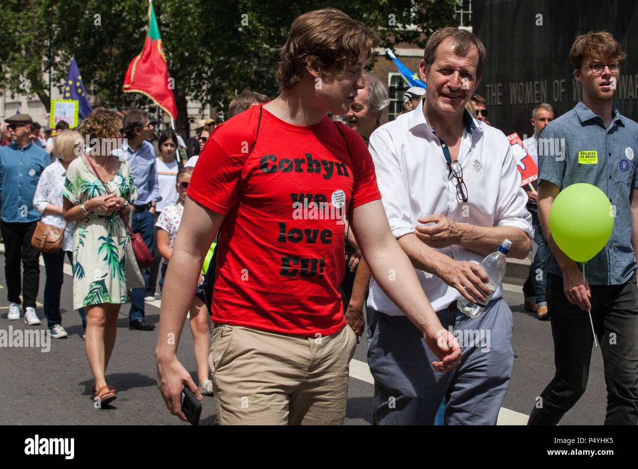 London, Großbritannien. 23. Juni 2018. Alastair Campbell Märsche mit Zehntausenden von Menschen, die eine Koalition von Pro-EU-Gruppen durch die Innenstadt von London Am zweiten Jahrestag der Volksabstimmung für eine "Abstimmung" auf jedem Brexit beschäftigen, die von der Regierung vorgeschlagen, die künftigen Beziehungen der Europäischen Union zu verwalten. Credit: Mark Kerrison/Alamy leben Nachrichten Stockfoto