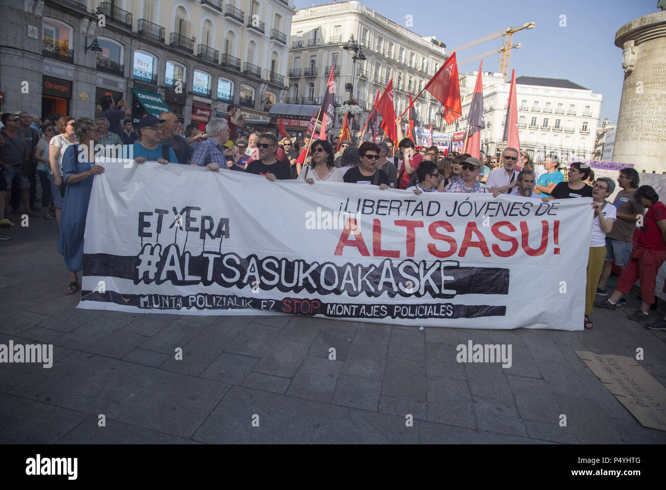 Madrid, Spanien. 23. Juni 2018. Demonstrant gesehen halten ein Banner während der Demonstration. Tausende Demonstranten zogen in die Unterstützung von Jugendlichen in Altsasu (Navarra) in Madrid. Sie fordern die Freiheit für die acht Jugendlichen zwischen 2 und 13 Jahren im Gefängnis für das Angreifen zwei bürgergardisten und ihre Partner in Alsasua (Navarra) im Jahr 2016, zu der Schrei der ''was eine Barbarei, Alsasua im Gefängnis und La Manada in Freiheit Credit: Lito Lizana/SOPA Images/ZUMA Draht/Alamy Leben Nachrichten verurteilt Stockfoto