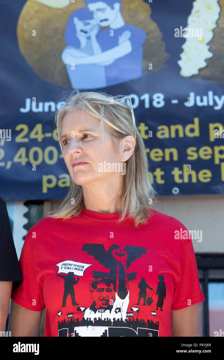 Kerry Kennedy, Direktor des Robert F. Kennedy Center für Gerechtigkeit und Tochter von Robert und Ethel Kennedy, tritt weg von einem 24-tägigen Hungerstreik protestieren Einwanderung Pres. Donald Trump Richtlinien während einer Rallye an der US-mexikanischen Grenze in McAllen, Texas. Stockfoto