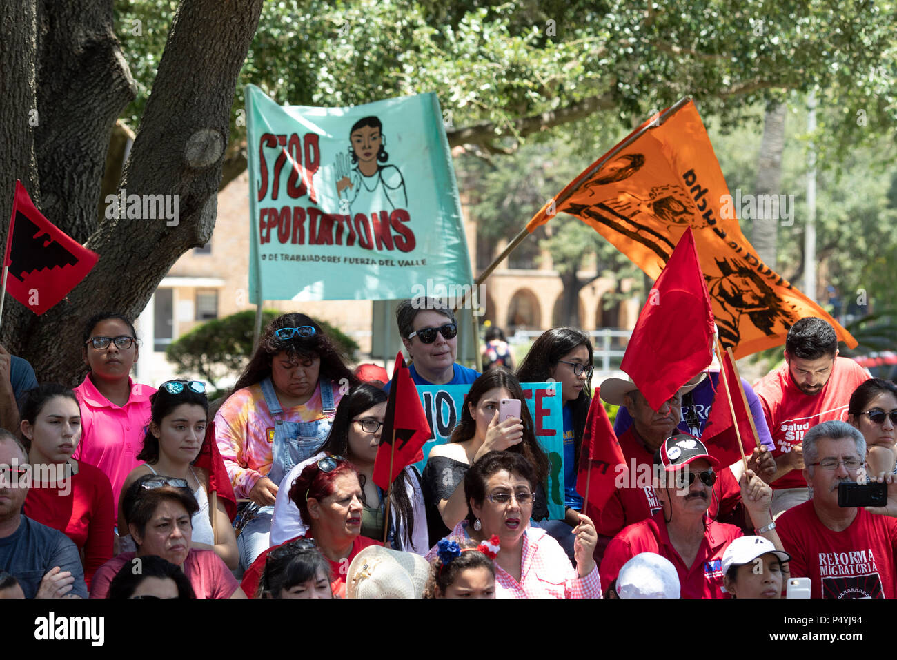 Die demonstranten hören Sie Kerry Kennedy, Direktor des Robert F. Kennedy Center für Gerechtigkeit und Tochter von Robert und Ethel Kennedy, als sie weg tritt eine 24-tägigen Hungerstreik auf einer Kundgebung in McAllen TX protestieren Pres. Donald Trump Politik der Trennung von zugewanderten Familien an der US-mexikanischen Grenze.. Stockfoto