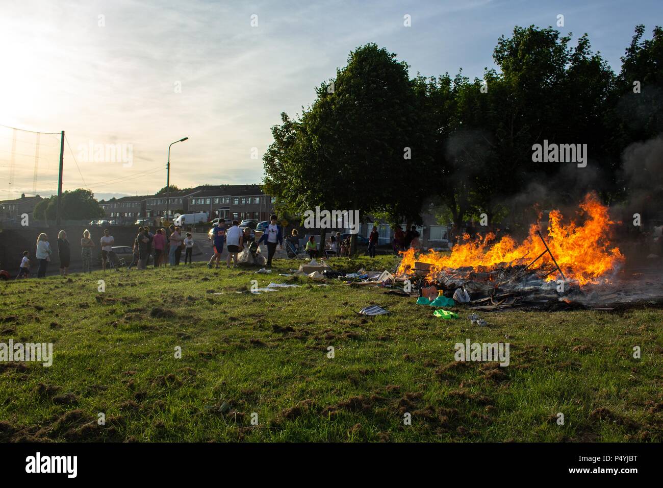 Cork, Irland. 23. Juni 2018. DC 23-6-18 Bonfire Night, Glenheights Straße, Ballyvolane, Cork City Fotos von Bonfire Night in Glenheights Straße heute abend., Dies ist eine Tradition, dass all die Menschen, die in der Umgebung zu besuchen. Obwohl die Teilnahme an der Veranstaltung hat in der gesamten Stadt, in der Sie sich immer, dass es sich hier jedes Jahr tritt zurück. Sein ein Oppourtunity für die gesamte Gemeinschaft zusammen zu bekommen. Credit: Damian Coleman/Alamy leben Nachrichten Stockfoto