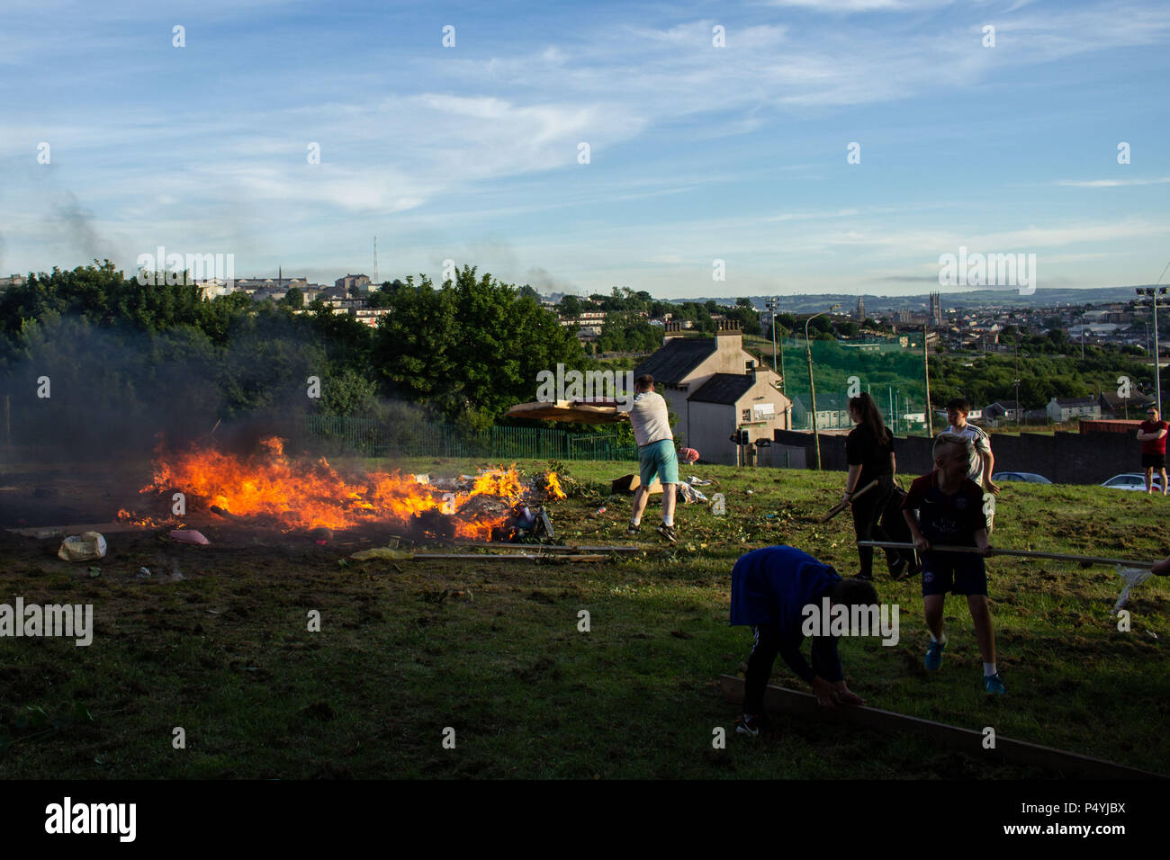 Cork, Irland. 23. Juni 2018. DC 23-6-18 Bonfire Night, Glenheights Straße, Ballyvolane, Cork City Fotos von Bonfire Night in Glenheights Straße heute abend., Dies ist eine Tradition, dass all die Menschen, die in der Umgebung zu besuchen. Obwohl die Teilnahme an der Veranstaltung hat in der gesamten Stadt, in der Sie sich immer, dass es sich hier jedes Jahr tritt zurück. Sein ein Oppourtunity für die gesamte Gemeinschaft zusammen zu bekommen. Credit: Damian Coleman/Alamy leben Nachrichten Stockfoto