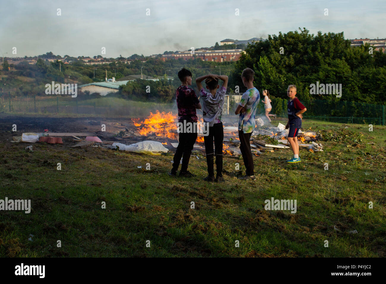 Cork, Irland. 23. Juni 2018. DC 23-6-18 Bonfire Night, Glenheights Straße, Ballyvolane, Cork City Fotos von Bonfire Night in Glenheights Straße heute abend., Dies ist eine Tradition, dass all die Menschen, die in der Umgebung zu besuchen. Obwohl die Teilnahme an der Veranstaltung hat in der gesamten Stadt, in der Sie sich immer, dass es sich hier jedes Jahr tritt zurück. Sein ein Oppourtunity für die gesamte Gemeinschaft zusammen zu bekommen. Credit: Damian Coleman/Alamy leben Nachrichten Stockfoto