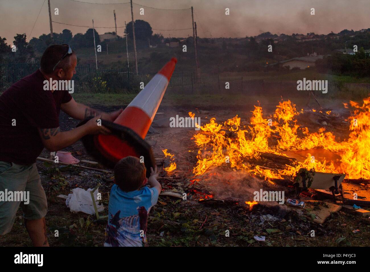 Cork, Irland. 23. Juni 2018. DC 23-6-18 Bonfire Night, Glenheights Straße, Ballyvolane, Cork City Fotos von Bonfire Night in Glenheights Straße heute abend., Dies ist eine Tradition, dass all die Menschen, die in der Umgebung zu besuchen. Obwohl die Teilnahme an der Veranstaltung hat in der gesamten Stadt, in der Sie sich immer, dass es sich hier jedes Jahr tritt zurück. Sein ein Oppourtunity für die gesamte Gemeinschaft zusammen zu bekommen. Credit: Damian Coleman/Alamy leben Nachrichten Stockfoto