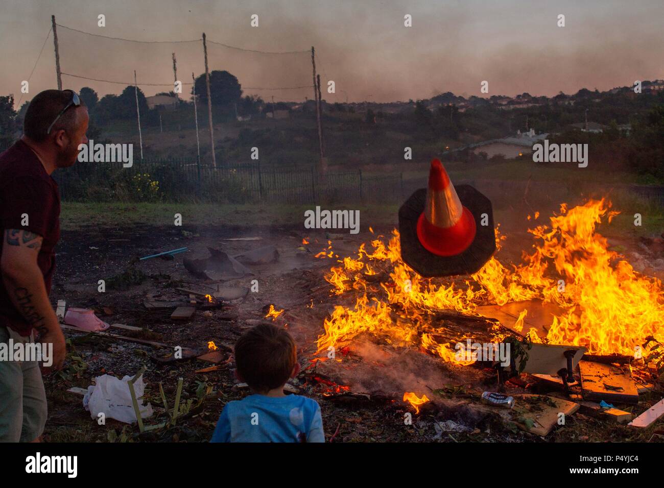 Cork, Irland. 23. Juni 2018. DC 23-6-18 Bonfire Night, Glenheights Straße, Ballyvolane, Cork City Fotos von Bonfire Night in Glenheights Straße heute abend., Dies ist eine Tradition, dass all die Menschen, die in der Umgebung zu besuchen. Obwohl die Teilnahme an der Veranstaltung hat in der gesamten Stadt, in der Sie sich immer, dass es sich hier jedes Jahr tritt zurück. Sein ein Oppourtunity für die gesamte Gemeinschaft zusammen zu bekommen. Credit: Damian Coleman/Alamy leben Nachrichten Stockfoto