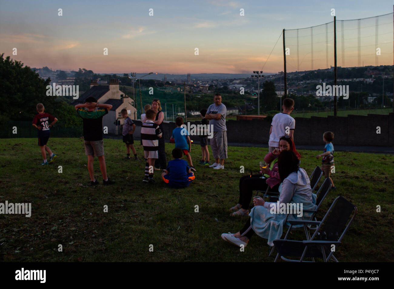 Cork, Irland. 23. Juni 2018. DC 23-6-18 Bonfire Night, Glenheights Straße, Ballyvolane, Cork City Fotos von Bonfire Night in Glenheights Straße heute abend., Dies ist eine Tradition, dass all die Menschen, die in der Umgebung zu besuchen. Obwohl die Teilnahme an der Veranstaltung hat in der gesamten Stadt, in der Sie sich immer, dass es sich hier jedes Jahr tritt zurück. Sein ein Oppourtunity für die gesamte Gemeinschaft zusammen zu bekommen. Credit: Damian Coleman/Alamy leben Nachrichten Stockfoto