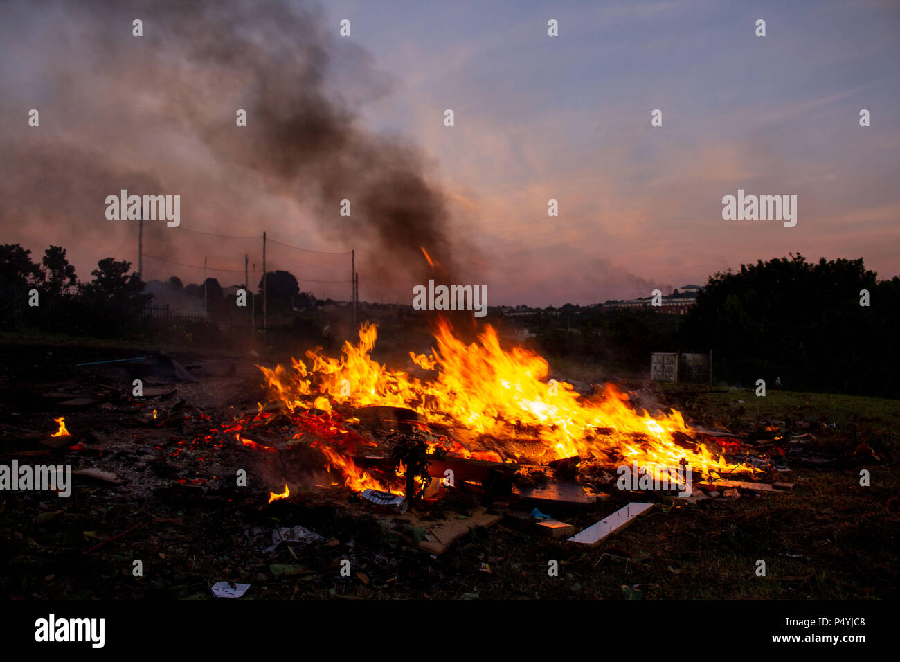 Cork, Irland. 23. Juni 2018. DC 23-6-18 Bonfire Night, Glenheights Straße, Ballyvolane, Cork City Fotos von Bonfire Night in Glenheights Straße heute abend., Dies ist eine Tradition, dass all die Menschen, die in der Umgebung zu besuchen. Obwohl die Teilnahme an der Veranstaltung hat in der gesamten Stadt, in der Sie sich immer, dass es sich hier jedes Jahr tritt zurück. Sein ein Oppourtunity für die gesamte Gemeinschaft zusammen zu bekommen. Credit: Damian Coleman/Alamy leben Nachrichten Stockfoto