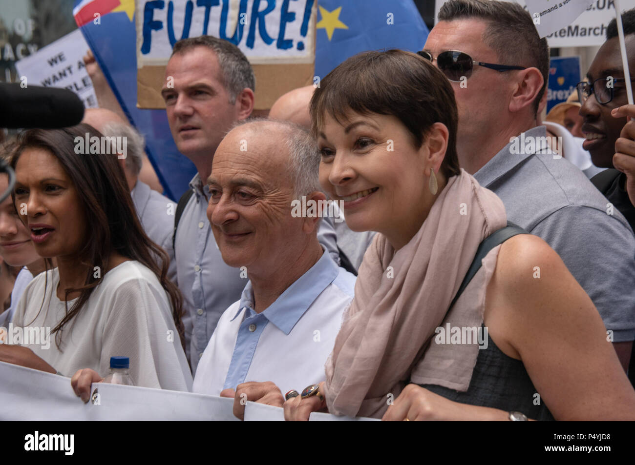 London, Großbritannien. 23. Juni 2018. Caroline Lucas MP und andere halten das Banner an der Vorderseite des März. Mehr als 100.000 Menschen marschierten durch London für eine Abstimmung auf jede endgültige Brexit beschäftigen. Es waren zu viele in Parliament Square, die verpackt war, als die Rallye trotz Ende der März noch berichtet wird, nicht der Ausgangspunkt in Pall Mall verlassen zu haben, um begonnen zu erhalten. Viele sahen die Rallye auf einem riesigen Bildschirm unten in Whitehall. Die Kundgebung wurde von Gruppen wie gesünder in der EU, den Handel viel Ansehen, Großbritannien für Europa, Großbritannien, Völker Abstimmung UK, Sci organisierten Stockfoto