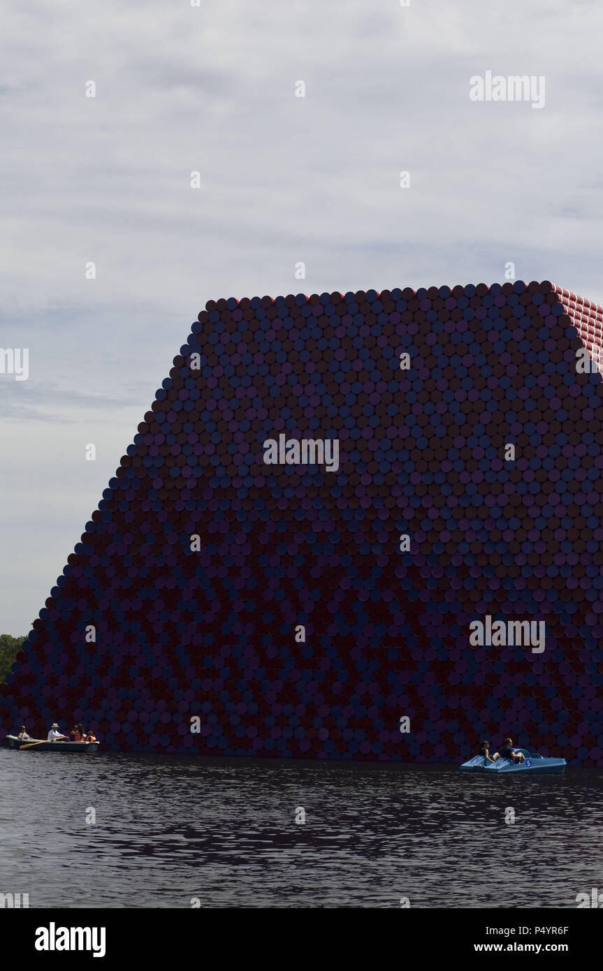 London, Großbritannien. 23. Juni 2018 Die Mastaba, eine temporäre Skulptur aus gestapelten Fässer in See Serpentine Lake im Hyde Park, wird von einem der berühmtesten Künstler der Welt, berühmt für ambitionierte im großen Maßstab funktioniert. Christo und seiner verstorbenen Frau Jean-Claude nahm eine Inspiration aus alten mastabas (Bänke) Strukturen, die sich in ersten städtischen civilizatons aus Mesopotamien stammt. Zwanzig Meter in die Höhe, die Struktur besteht aus 7506 horizontal gestapelt farbige Fässer. Die Skulptur fällt mit Serpentine Galerien Ausstellung von Christo und Jeanne-Claude durch die Verwendung von Fässern in ihrer Arbeit über th Cre Stockfoto