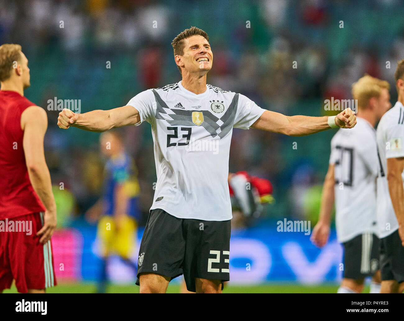 Socchi, Russland. 23. Juni 2018 Mario GOMEZ, DFB 23 Jubel, Freude, Emotionen, feiern, lachen, Jubeln, Jubeln, reißt die Arme, ballte die Faust, Deutschland - SCHWEDEN FIFA WM 2018 Russland, Gruppe F, Saison 2018/2019, 23. Juni 2018 Fisht Olympiastadion in Sotchi, Russland. © Peter Schatz/Alamy leben Nachrichten Stockfoto
