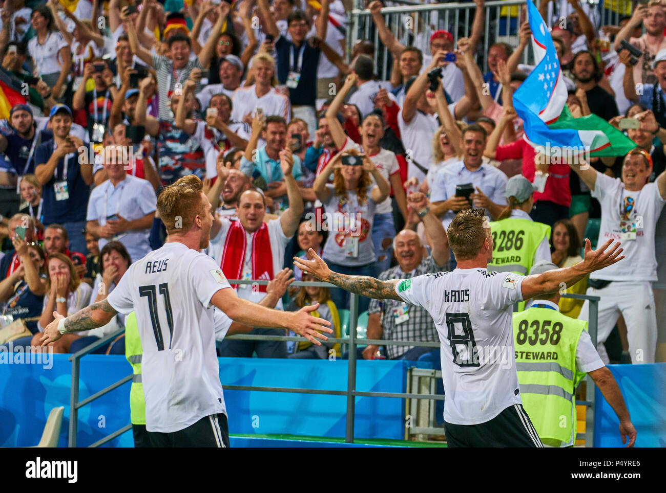 Socchi, Russland. 23. Juni 2018 Toni Kroos, DFB 8 feiert sein Ziel 2-1 mit Marco Reus, 11 DFB-Jubel, Freude, Emotionen, feiern, lachen, Jubeln, Jubeln, reißt die Arme, ballte die Faust, Deutschland - SCHWEDEN FIFA WM 2018 Russland, Gruppe F, Saison 2018/2019, 23. Juni 2018 Fisht Olympiastadion in Sotchi, Russland. © Peter Schatz/Alamy leben Nachrichten Stockfoto