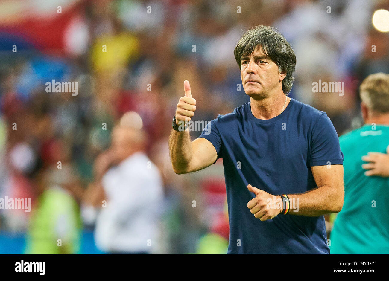 Socchi, Russland. 23. Juni 2018 DFB-headcoach Joachim Jogi Löw, Löw, Daumen hoch, Jubeln, Freude, Emotionen, feiern, lachen, Jubeln, Jubeln, reißt die Arme, ballte die Faust, Deutschland - SCHWEDEN FIFA WM 2018 Russland, Gruppe F, Saison 2018/2019, 23. Juni 2018 Fisht Olympiastadion in Sotchi, Russland. © Peter Schatz/Alamy leben Nachrichten Stockfoto