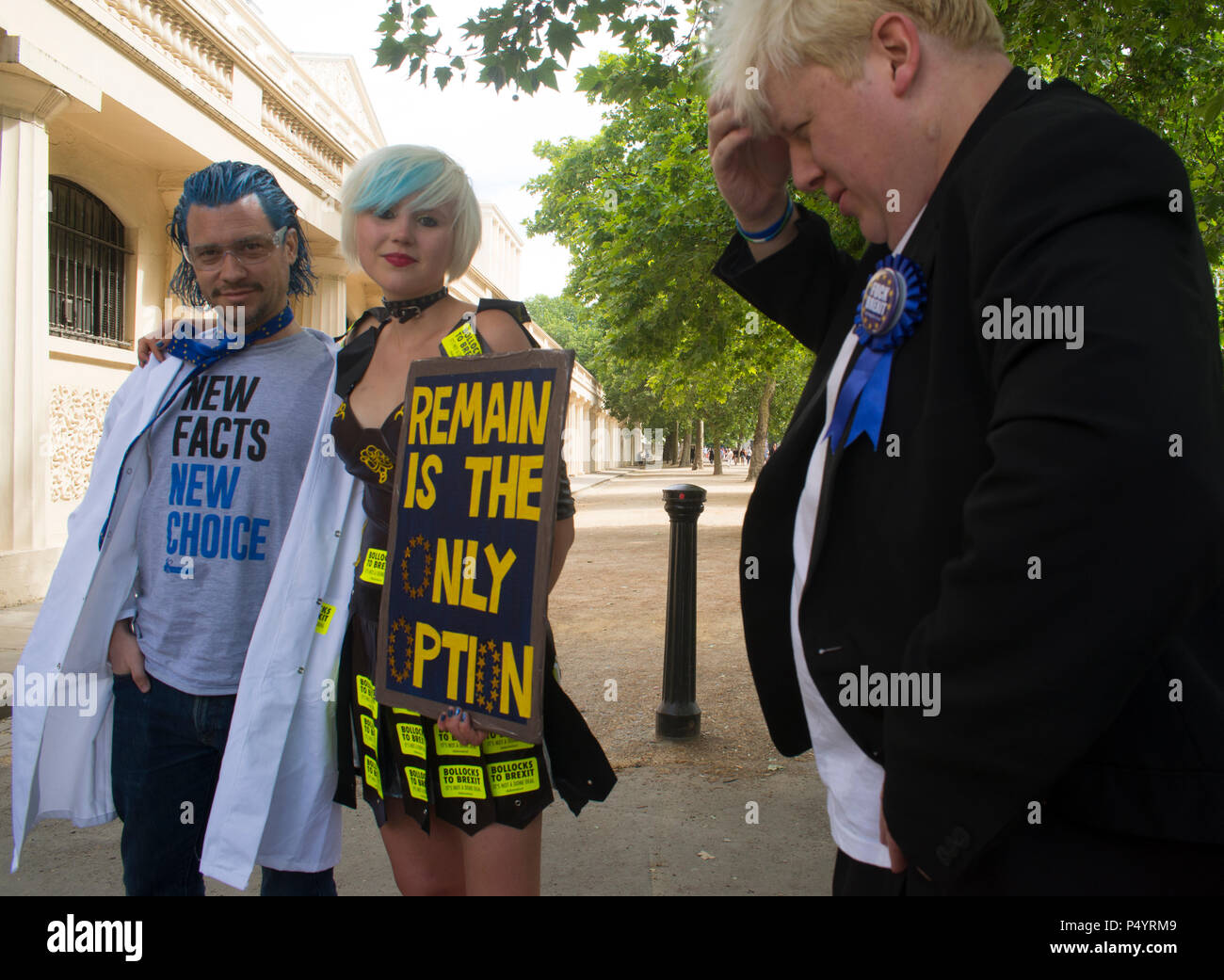 London, 23. Juni 2018 - Mike Galsworthy (Wissenschaftler für Europa), EU-Supergirl (Madeleina Kay) und Faux Bojo (Drew Galdron) in die Mall. 100.000 Menschen eine im März eine endgültige Abstimmung über den Brexit Angebot zu Nachfrage sorgen. Die Völker Abstimmung März ist einen Volksentscheid über den Deal von der Regierung verhandelt mit einer Option in der Europäischen Union zu bleiben. Das Datum (23. Juni 2018), erheblich, denn das war zwei Jahre ab dem Tag der ursprünglichen Referendum (23. Juni 2016). Der Tag sah die Einführung einer petiton Für eine Völker stimmen. Weitere Informationen finden Sie unter Https://www.peoples-vote.uk. Quelle: Bruce Stockfoto