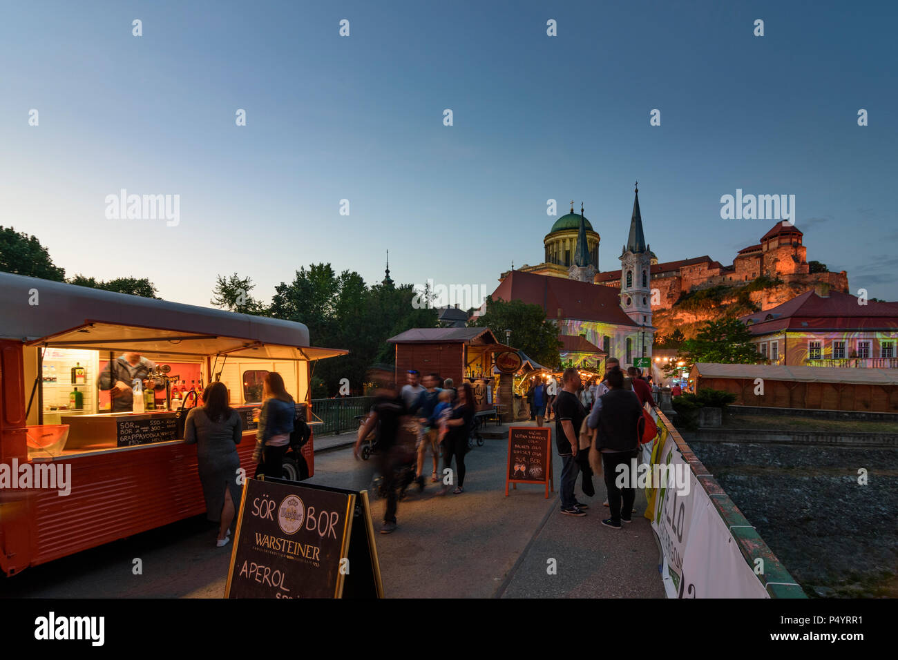 Esztergom (Gran): Fluss Kis Duna (Kleine Donau), Castle Hill, die Basilika, die Innenstadt von Pfarr- Kirche auf einem Festival in Ungarn, Komarom-Esztergom, Stockfoto