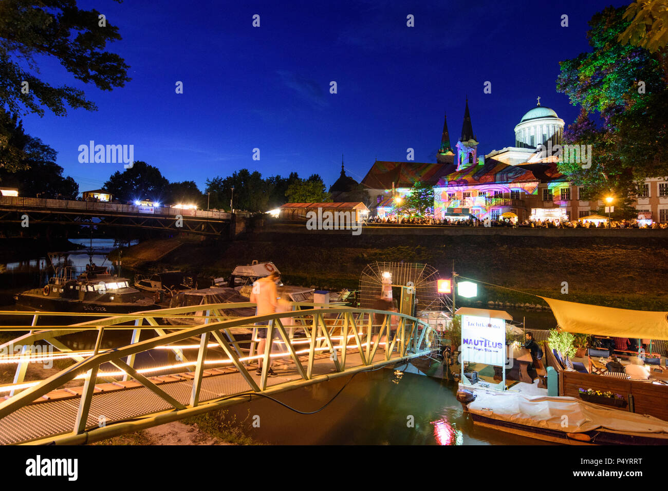 Esztergom (Gran): Fluss Kis Duna (Kleine Donau), Castle Hill, die Basilika, die Innenstadt von Pfarr- Kirche, Restaurant Schiff auf einem Festival in Ungarn, Komarom-Eszt Stockfoto